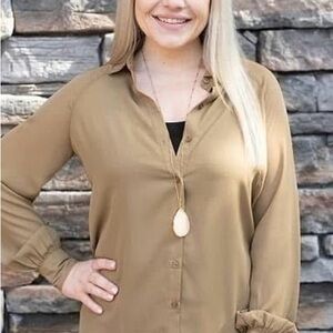 Vero Moda Women's Work or Play Tan Mocha Brown Button-Down Dress Shirt Blouse M